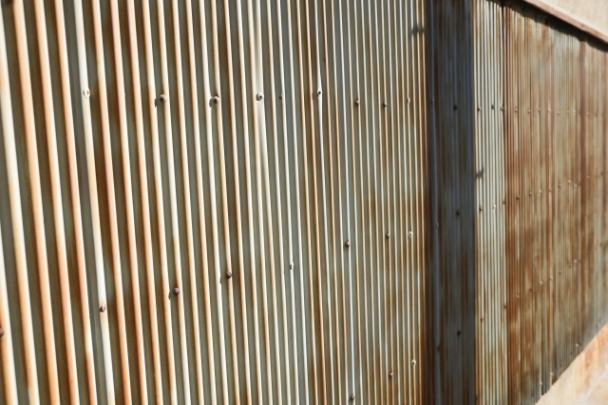 工場外壁の劣化原因