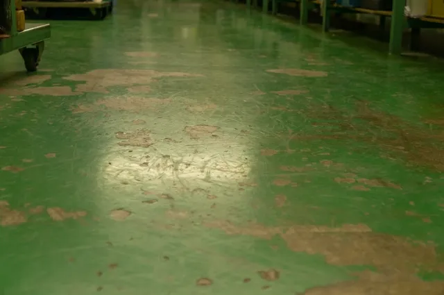 工場の床塗装が剥がれることで発生する可能性のあるもの